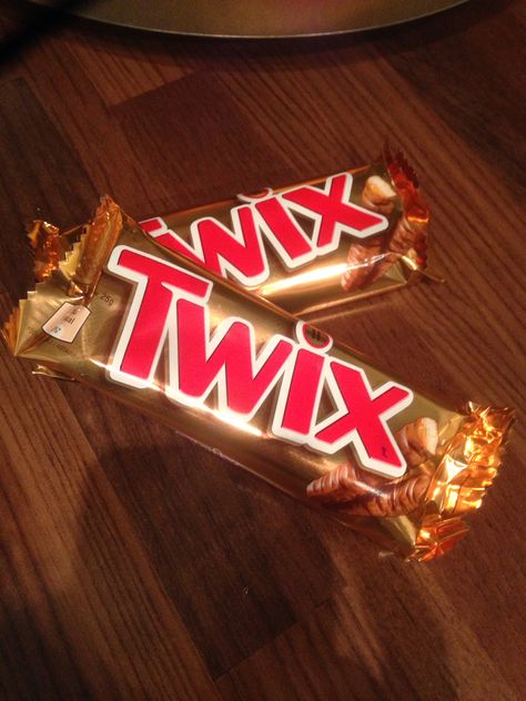 TWIX! I like twixs Twix Chocolate Aesthetic, Twix Aesthetic, Purple Cake Pops, Chocolate Tumblr, Twix Chocolate, Twix Bars, Twix Bar, Late Night Food, Chocolate Photos