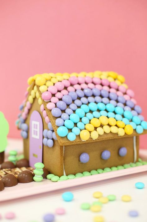 Bunny Gingerbread, Easter Houses, Gingerbread House Pictures, Easter Gingerbread House, Easy Gingerbread House, Diy Easter Bunny, Ginger Bread House Diy, Cool Gingerbread Houses, Diy Osterschmuck