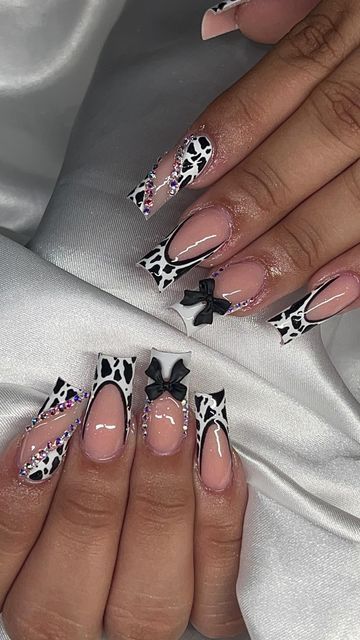 Cheetah And Cow Print Nails, Halloween Cow Print Nails, Cow Girl Nail Design, Square Acrylic Nails Trendy, Sunflower Cow Print Nails, Cow Inspired Nails, Frenchies With Design, Christmas Cow Nails, French Tip Cow Print Nails