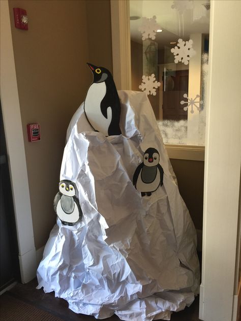 Snow Themed Decorations, Arctic Decorations Diy, Arctic Party Decorations, Christmas Penguin Crafts, Artic Classroom Decorations, Christmas School Fair Ideas, Diy Penguin Decorations, Penguin Decorations Christmas, Winter Wonderland Party Decor