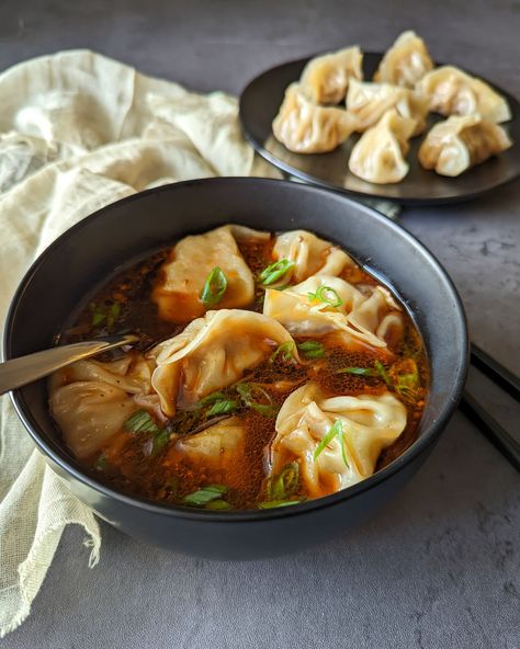 Recipes With Dumplings, Beef Dumpling Soup, Spicy Wonton Soup, Soup Pics, Sukiyaki Recipe, Beef Dumplings, Wonton Soup Recipe, Asian Soup Recipes, Asian Bistro