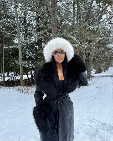 Black Faux Fur Coat Outfits, Black Fur Outfit, Outfits Fur Coat, Winter Outfits Fur, Fur Coat Outfits, Faux Fur Coats Outfit, Ski Trip Outfit, Fur Outfit, Girl Outfit Ideas