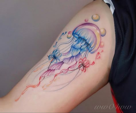 Neon Jellyfish Tattoo, Unique Jellyfish Tattoo, Colorful Jellyfish Tattoo, Medusa Tattoo Animal, Watercolor Jellyfish Tattoo, Dnd Tattoo Ideas, Jellyfish Tattoo Design, Sea Life Tattoos, Colour Tattoo For Women