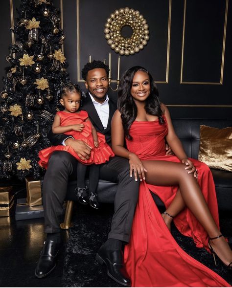 Holiday Black Family Photos, Family Christmas Pictures Aesthetic, Christmas Family Poses Picture Ideas, Black And Gold Christmas Photo Shoot, Christmas Photos Black Family, Family Christmas Photoshoot Ideas Black, Family Of 6 Christmas Pictures, Elegant Christmas Photoshoot Couple, Extended Family Photo Shoot Ideas