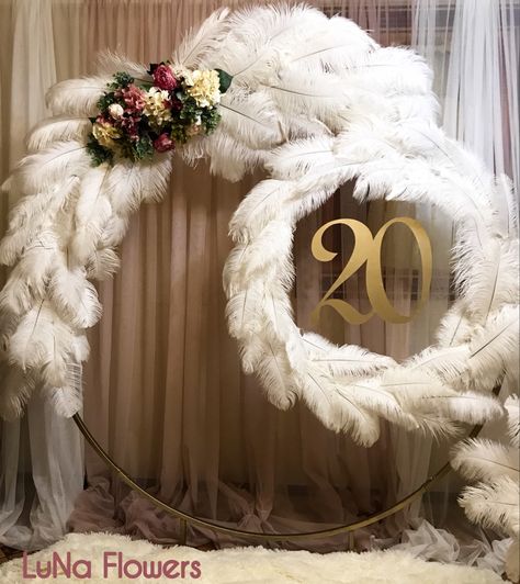 Backdrop With Feathers, Balloon Arch With Feathers, Feather Party Decorations, Feather Wall Backdrop, Feather Backdrop, Great Gatsby Themed Party, Cocktail Party Themes, Masquerade Theme, Feather Centerpieces