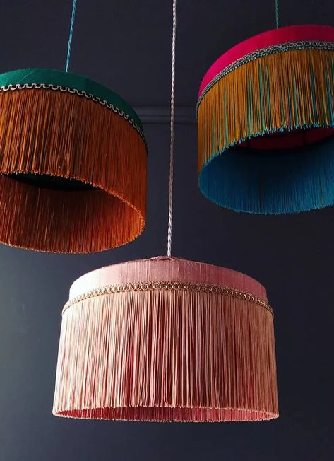 Modern fringe lamp lighting DIY idea, BeauVamp – Honestly WTF Beauvamp Lampshades, Diy Lampe, Diy Projektit, Traditional Lamps, Deco Luminaire, Decor Guide, Diy Lamp, Retro Home Decor, Retro Home