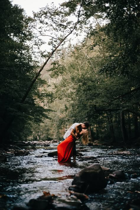 Brunette Engagement Photos, Smoky Mountain Couple Photos, Mountain Pre Wedding Photography, Engagement Photos By The River, Creek Pictures Couples, Fall Creek Photoshoot, Wilderness Engagement Photos, Creek Wedding Photos, Engagement Photos In Water Rivers