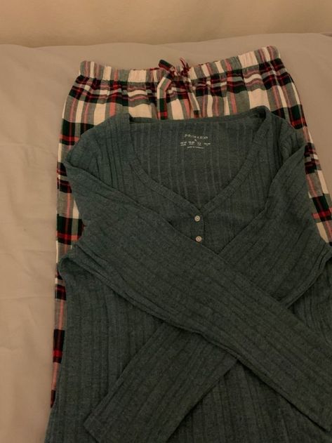 Pajamas For Winter, Cute Pjs Winter, Cute Pajamas Winter, Dark Academia Pjs, Aesthetic Christmas Pajamas, Comfy Pajama Outfits, Winter Pjs Aesthetic, Winter Pajamas Aesthetic, Pyjamas Aesthetic Winter