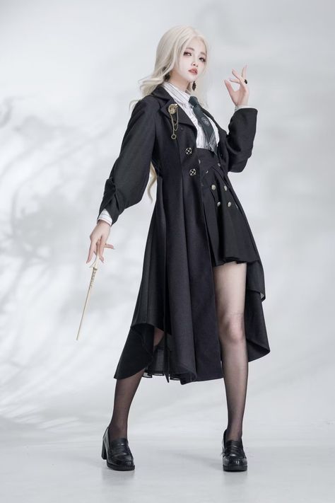 Pose Reference Dress Photo, Dark Academia Fashion Black, Villain Pose Reference, Elegant Pose Reference, Regal Poses, Witch Pose, Stand Pose, Elegant Poses, Elegant Pose