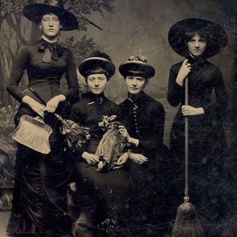 Witches of Instagram su Instagram: "Victorian women dressed up as witches, 1875.⁣ ⁣ During the 16th century, in parts of Europe, people who were accused of being witches were…" Herbal Perfume, Vintage Halloween Photos, Witch Photos, Witch Pictures, Creepy Photos, Peculiar Children, Morticia Addams, Victorian Photos, Vintage Witch