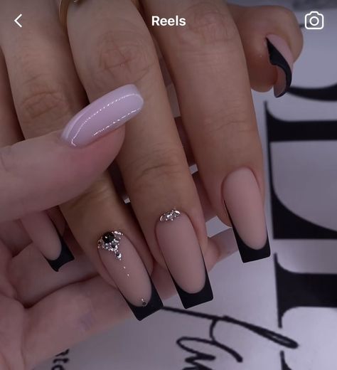 Black And Silver Nails Almond Shape, Black And Silver Nails Almond, Black And Silver Almond Nails, Nails For Prom Black Dress, Nails Acrylic Prom, Acrylic Prom Nails, Prom Nails Black, Prom Nails Blue, Red Prom Nails