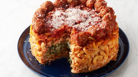 Filled with a creamy combination of spinach and ricotta, and easier to make than you think, this baked pasta cake is begging to be the star of your next dinner party. Pasta Dinner Party, Pasta Casseroles, Rainbow Pasta, Pasta Spinach, Best Mac N Cheese Recipe, Pasta Cake, Spinach Pesto, Spinach And Ricotta, Best Mac And Cheese