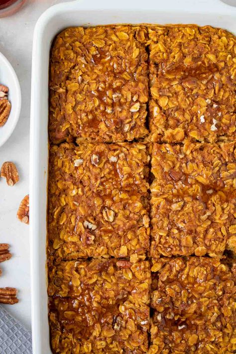 Made with rolled oats and sweetened with maple syrup, this pumpkin baked oatmeal is a healthy breakfast packed full of fiber and flavor. Pumpkin Oatmeal Bake, Kay Nutrition, Pumpkin Baked Oatmeal, Uni Meals, Breakfast Overnight, Baked Pumpkin Oatmeal, Protein Breakfasts, Oatmeal Bake, Pumpkin Oats