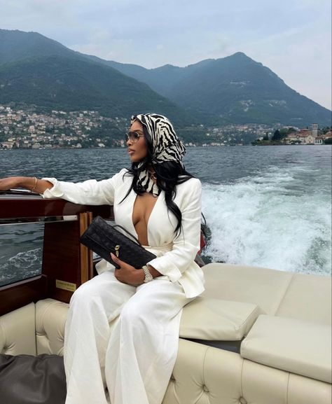 Amalfi Coast Outfits, Fish In The Sea, Plenty Of Fish, Wealthy Women, Luxury Lifestyle Women, European Summer Outfits, Summer Vacation Outfits, Black Femininity, Effortlessly Chic Outfits