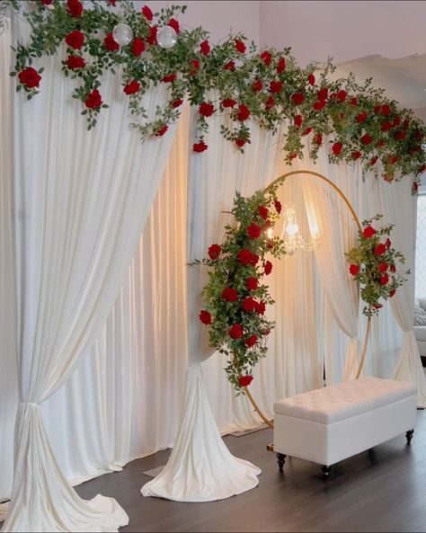 Red Ganpati Decoration, Red Backdrop Ideas, Red Wedding Backdrop, Wedding Draping Backdrop, Red Quinceanera Theme, Nikah Decor, Simple Stage Decorations, Wedding Hall Decorations, Red And White Weddings