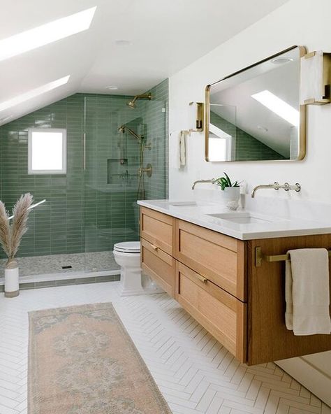 In love with green 💚 . 📷 @caskro Midcentury Modern Bathroom, Upstairs Bathrooms, Green Tile, Contemporary Bathrooms, Bathroom Renos, Contemporary Bathroom, House Inspo, Bathroom Makeover, Bathroom Renovation