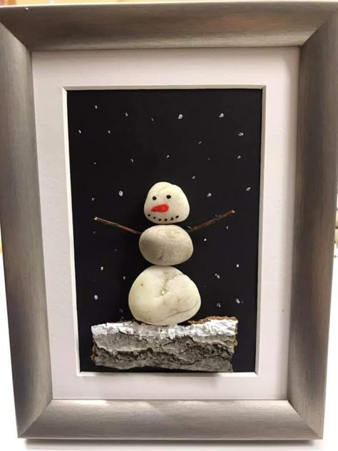 Christmas Pebble Art Pictures, Christmas Rock Art Pictures, Winter Pebble Art, Snowman Pebble Art, Christmas Pebble Art Ideas, Pebble Art Ideas Inspiration, Beach Rock Art, Christmas Pebble Art, Stone Pictures Pebble Art