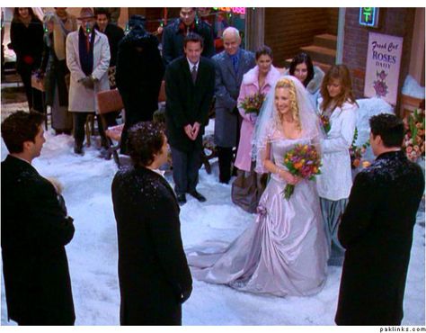 i loved pheobe's wedding on friends.. the blizzard, the purple-tint dress, the bridesmaid dresses... loved it. Phoebe Wedding, Friends Phoebe, Wedding Trivia, Wedding Dresses Images, Ross And Rachel, Friends Episodes, Wedding Movies, Friends Girl, Friends Moments