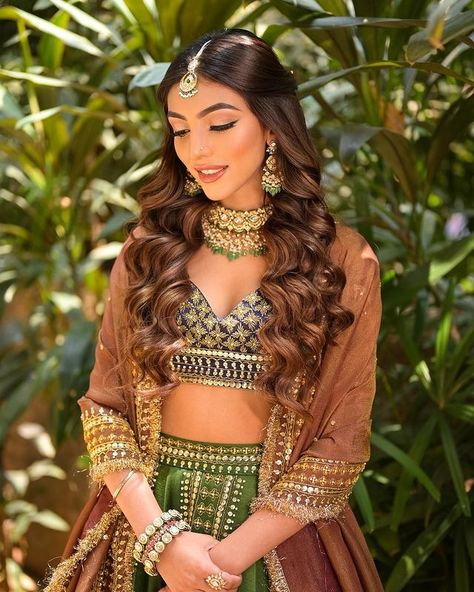 Instagram • Chats Mehendi Looks For Bride, Open Hairstyles Indian Wedding, Hairstyle For Lehenga, Lehenga Hairstyles, Curled Hairstyles For Medium Hair, Indian Wedding Makeup, Indian Bridesmaids, Bridal Makeup Images, Engagement Hairstyles