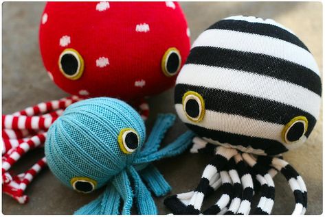 Socktopuses :)  great idea especially for those mismatched socks!  stuff sock with plastic bag, tie off with rubber band and cut the legs for the octopus. Idee Babyshower, Sock Toys, Sock Crafts, Diy Socks, Sock Animals, Crafty Craft, Craft Time, Plastic Bags, Kraken