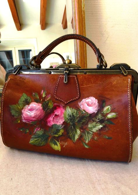 Painted Leather Bags Ideas, Leather Bag Painting Ideas, Leather Bag Painting, Painting On Leather Bags, Purse Painting, Hand Painted Bags Handbags, Painted Handbags, Hand Painted Bags, Painted Leather Purse