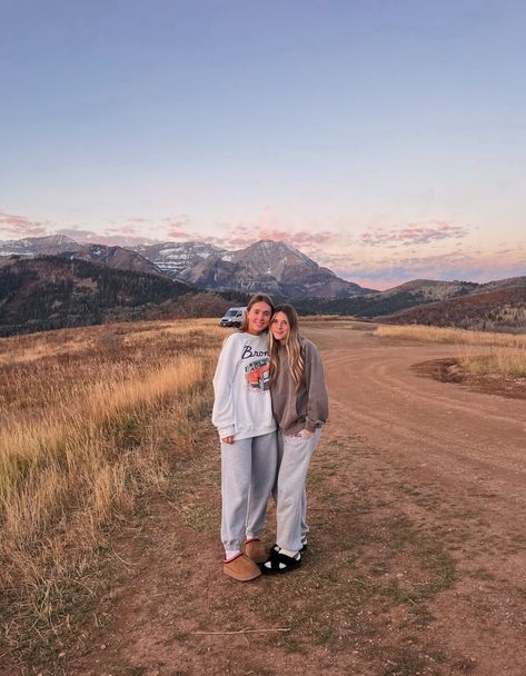 Hiking Pictures With Friends, Cute Hiking Outfit Fall, Hiking Photoshoot, Granola Girl Aesthetic, Colorado Trip, Hiking Pictures, Colorado Hiking, Granola Girl, Insta Pics