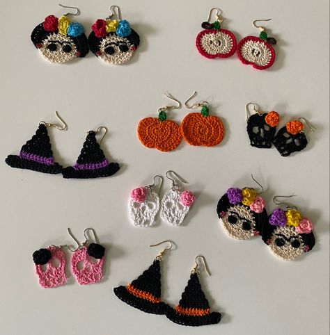 Diy Crochet Jewelry Free Pattern, Crochet Ghost Earrings Free Pattern, Crochet Earrings Halloween, Funny Crochet Earrings, Crochet Bat Earrings, Earing Crochet Ideas, Coffin Crochet Earrings, Diy Crochet Jewelry, Knitted Flower Pattern