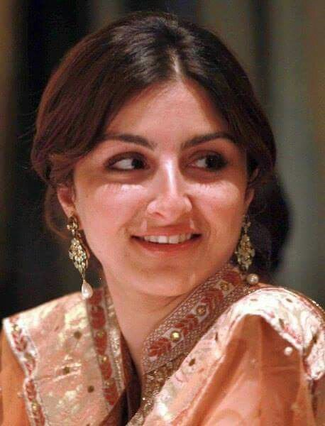 Damn Cute Soha Ali Khan Pataudi <3 Soha Ali Khan, Vintage Bollywood Aesthetic, Oily Face, Afghan Dresses, Beauty Face Women, Vintage Bollywood, Ali Khan, Bollywood Actors, Beauty Face