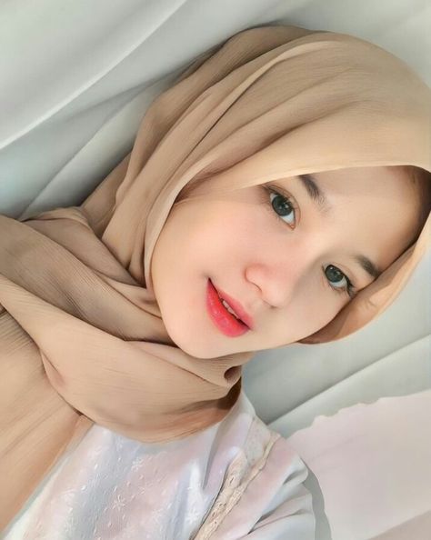 Wallpaper Galaxy, Beautiful Eyes Pics, Muslim Women Hijab, Hijab Girl, Fashion Muslim, Beautiful Muslim Women, Mood Songs, Instagram Girls, Muslim Girls