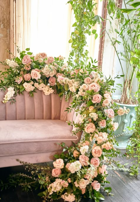 Maternity shoot with a pink sofa decorated with pink flowers. Flowers Around Sofa Wedding, Bridal Suite Floral Decor, Couch Floral Installation, Floral Bridal Backdrop, Unique Floral Installations, Sofa Wedding Decor, Floral Backdrop Photoshoot, Pink Maternity Shoot, Pink Floral Arch