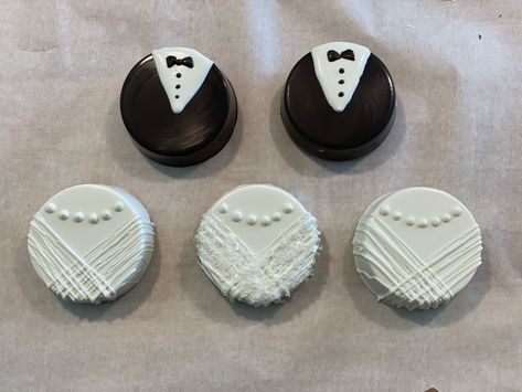 Chocolate Covered Wedding Treats, Dipped Oreos Wedding, Decorated Chocolate Covered Oreos, Chocolate Dipped Oreos Wedding, Chocolate Covered Oreos Designs, Decorated Oreo Cookies, Wedding Chocolate Covered Oreos, Chocolate Covered Oreo Designs, Wedding Oreos