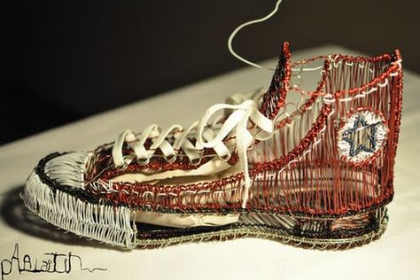 Slideshow wire shoe sculptures 3d Drawing Pen, 3d Art Projects, Art Fil, Sculpture Textile, Sculpture Lessons, Wire Art Sculpture, Antony Gormley, Art Wire, Sneaker Art