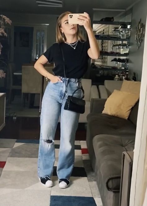 Basic Black Tshirt Outfit, Wide Leg High Waist Jeans Outfit, Ootd Wide Leg Jeans, Look Com Wide Leg Jeans, Look Wide Leg Jeans, Black Tshirt Outfit, Look Wide Leg, Wide Leg Outfit, Casual Tshirt Outfit