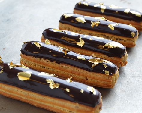 Chocolate Eclairs, Eclair Recipe, Plating Ideas, Chocolate Eclair, Chocolate Pastry, Devils Food, Dairy Queen, Pastry Cream, Chocolate Glaze