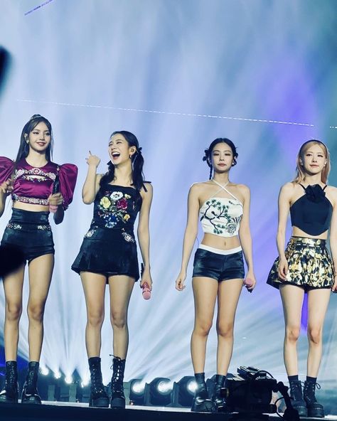 Black Pink Stage Outfits, Blackpink Coachella Outfits, Bornpink Tour, Kpop Performance, Blackpink Clothes, Pink Concert, Coachella Outfits, Blackpink Coachella, Outfit Kpop