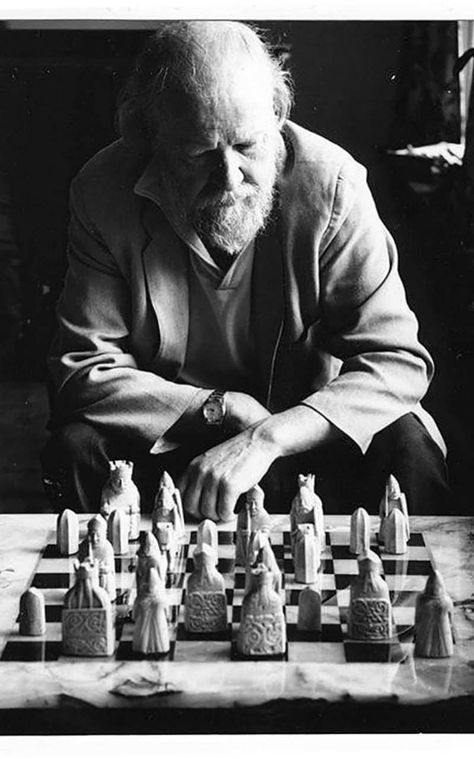 William Golding playing chess Gerald Durrell, Evelyn Waugh, William Golding, Chess Master, Truman Capote, Nobel Prize In Literature, Lord Of The Flies, Henry Miller, Jack Kerouac