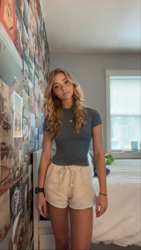 Summer Fit For School, Small Chest Outfits Summer, Cute Outfits Pants And Shirt, Basic Outfits Women Summer, Cute Summer Basic Outfits, White Girl Aesthetic Outfits Basic, Last Day Of School Fits Summer, Spring Outfits 2024 School, Cute Spring Fits For School