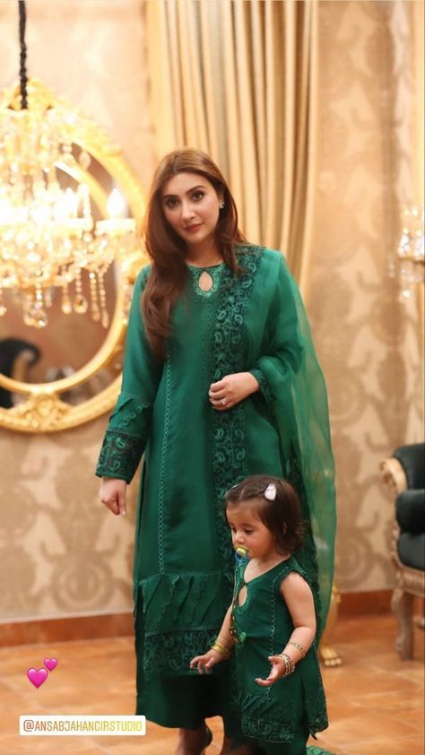 Mother And Daughter Combo Dress, Mother Daughter Same Dress, Mother And Daughter Matching Outfits, Mommy Daughter Dresses, Mom Daughter Matching Dresses, Mother Daughter Dresses, Agha Noor, Mom Daughter Outfits, Mother Daughter Matching Outfits