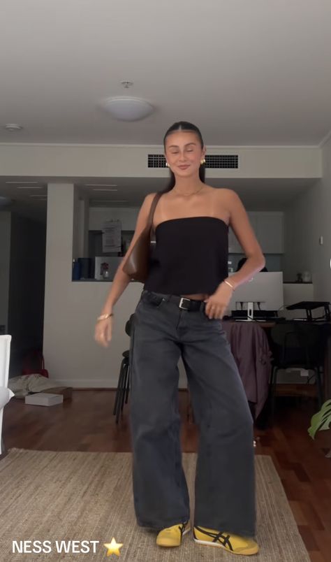 Loose Going Out Outfits, Uni Going Out Outfits, Going Out Outfits With Sneakers, Low Rise Outfit, Casual Night Out Outfit, Out Outfits, Bella Hadid Outfits, Eclectic Fashion, Majorca