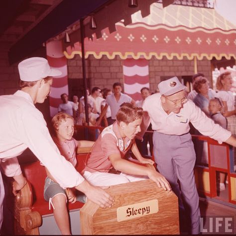 Disneyland Opening Day, Disneyland History, Disneyland Vintage, Disneyland Photos, Book Presentation, Disney Imagineering, Sleeping Beauty Castle, Magazine Pictures, Main Street Usa