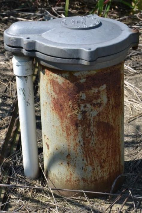 Many Americans receive their water from private groundwater wells. This water supply is drawn up from the wells by an electrically-powered pump located at the bottom of each well. And in the event of a power failure, the pump won’t run and your water will be stuck deep below the surface. This may seem like a hopeless scenario, but there are ways to pull the water to the surface. If you plan ahead, you’ll have what you need to easily retrieve this precious survival resource. Solar Well Pump, Solar Well Water Pump, Diy Well Cover Ideas, Old Water Tank Ideas, Diy Well Pump House Ideas, Well Pump House Ideas, Well Pump House Ideas Buildings, Water Well Design, Manual Well Pump