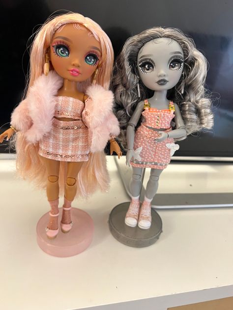 Sabrina St Cloud x Nicole Steel 💖🖤 Rainbow High x Shadow High Besties Rainbow High Sabrina St Cloud, Sabrina St Cloud, Best Acoustic Guitar, St Cloud, Glitter Girl, Rainbow High, Doll Ideas, Bratz Doll, Monster High Dolls