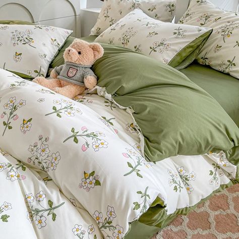 Elevate your bedroom with this Sage Green Wildflowers Bedding Set. The beautiful wildflower pattern and calming sage green color will bring a touch of nature into your sleeping space. This duvet cover set will provide both style and comfort for a peaceful night's sleep. Will perfectly fit cottagecore, vintage, sage green and many other aesthetic rooms. Material: 100% Polyester Inner/Comforter/Pillows not included. See package configuration and sizes below: Single: 1x Duvet Cover: 59x79in (150x20 Bed Comforter Queen, Duvet Cover Sets Green, Pastel Sage Green Bedroom, Pastel Green Duvet Cover, Mint Green Pink And Grey Bedroom, Green Bedding Ideas Aesthetic, Sage Green College Dorm Room Ideas, Sage Green And Pink Bedding, Green Cottagecore Aesthetic Bedroom