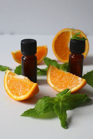 700+ Free Farmácia & Pharmacy Photos - Pixabay Massage Envy, Essential Oils For Pain, Making Essential Oils, Essential Oils Guide, Aromatherapy Benefits, Orange Scent, Sweet Orange Essential Oil, Essential Oil Benefits, Best Essential Oils