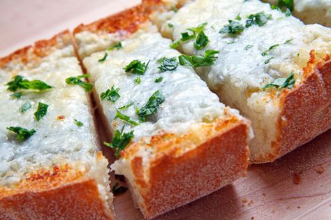 Gorgonzola Garlic Bread Italian Recipes Appetizers, Bubble Bread, Garlic Bread Recipe, Cheesy Garlic Bread, Garlic Aioli, Parmigiano Reggiano, Party Food Appetizers, Yummy Eats, Roasted Red Peppers