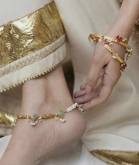 Anklet Photography, Feet Jewellery, Haldi Poses, Simple Elegant Jewelry, Desi Jewellery, Vintage Indian Jewelry, Desi Jewelry, Unique Gold Jewelry Designs, Unique Gold Jewelry