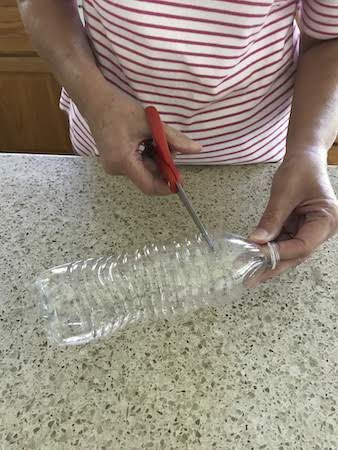 Plastic Flower Craft - Grandma Ideas Empty Pill Bottle Crafts, Plastic Bottle Crafts Flowers, Empty Water Bottles, Plastic Spoon Art, Pill Bottle Crafts, Plastic Spoon Crafts, Water Bottle Flowers, Bottle Flowers, Grandma Ideas