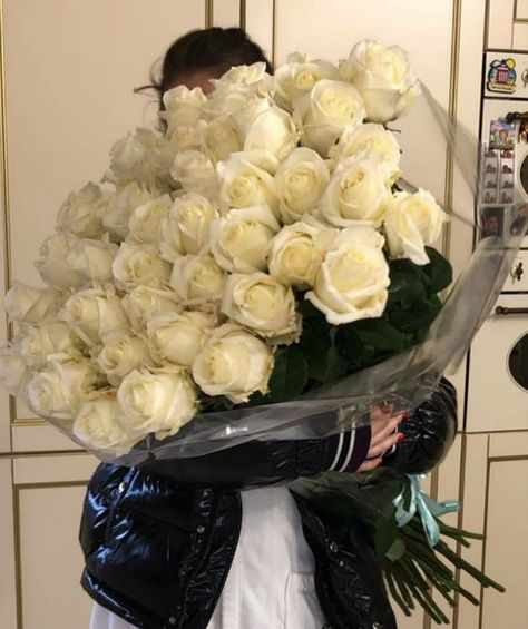 Bouquet Aesthetic, Big Bouquet, 1980s Fashion Trends, Roses Aesthetic, Long Pixie Hairstyles, White Rose Bouquet, Big Box Braids, Big Box Braids Hairstyles, Bouquet Of Roses