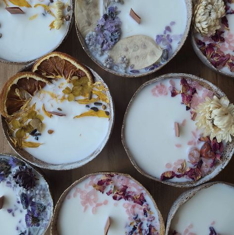 Gorgeous handpoured clay candles with dried flowers, crystals and citrus Candles With Toppings, Flower Petal Candles, Candle With Dry Flowers, How To Make Candles With Dried Flowers, Dried Floral Candle, Diy Dried Flower Candles, Dried Flowers And Crystals, Candle Dried Flowers, Diy Candles With Dried Flowers