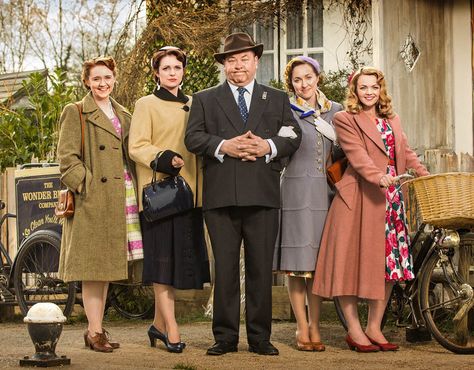 The cast of Keeping Up Appearances prequel Young Hyacinth Tamla Kari, Escape To The Chateau, Bbc Musketeers, Tv Clothes, British Sitcoms, British Movies, British Tv Series, Keeping Up Appearances, Old Time Radio